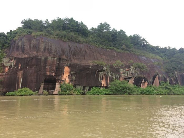 丹霞山著名的赤壁丹崖其外形是孤立山峰和陡峭的奇岩怪石是红色砂岩经