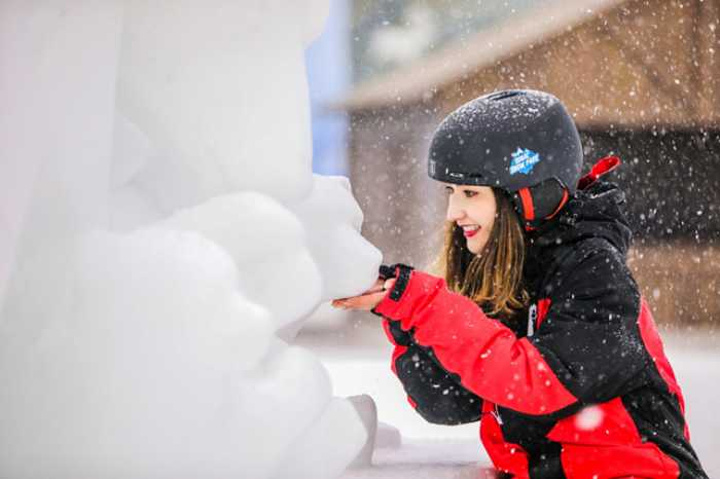 在夏天去玩到了雪真的太幸福了,里面的设施设备特别的多,但是有点冷
