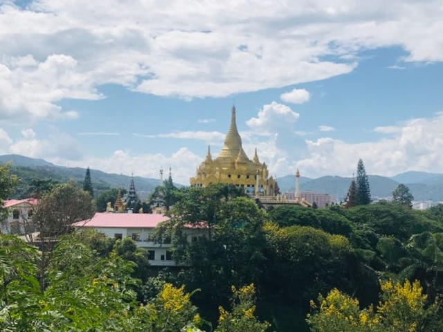 "很开心的一天旅程，宁导游人很开朗，一路上帮我们拍照，拍照技术一级棒，讲解很多版纳习俗和趣事，很..._中缅友谊街"的评论图片