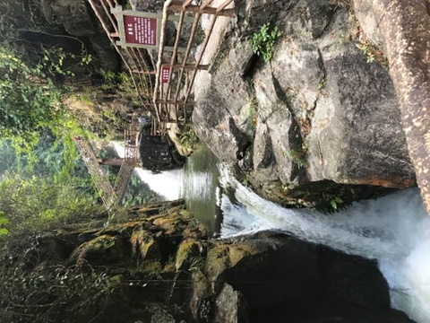 黄满寨瀑布旅游景点图片