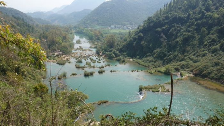 "从西门一路游玩，虽然是枯水期，但景色依然很美，划竹筏近距离看瀑布又是别样感受。总之很值得一来_九龙瀑布群"的评论图片