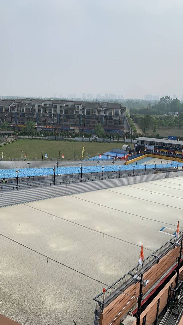 新都尖锋旱雪四季滑雪场