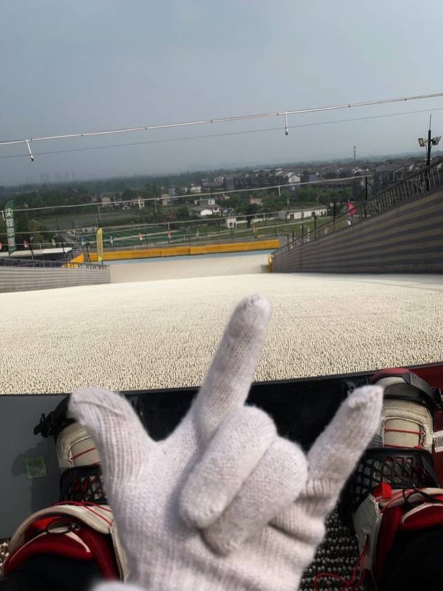 新都尖锋旱雪四季滑雪场