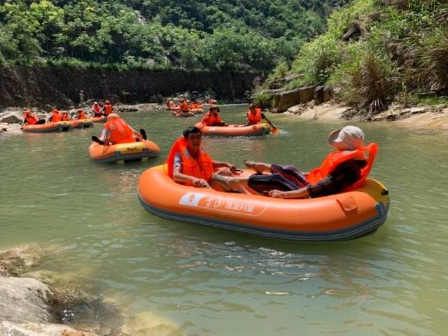 雪山激流回旋漂流