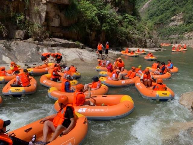 雪山激流回旋漂流