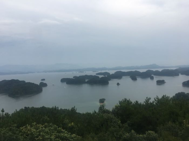 "这里的风景是杭州游最美最神奇和悠闲的景区之一，因为是少数民族所以没有尝到诱人的鱼头汤稍有遗憾_梅峰揽胜"的评论图片