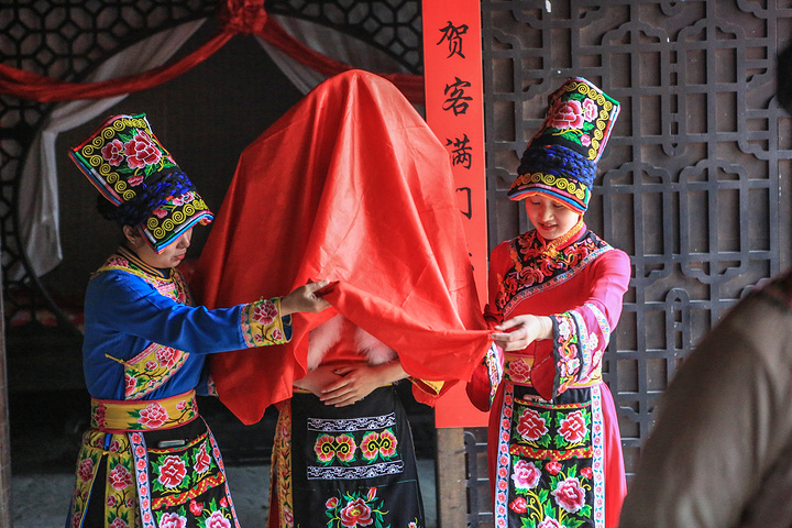 有讲九皇山的羌族婚礼还被纳入了非遗什么的觉得挺牛逼的等到羌情园的