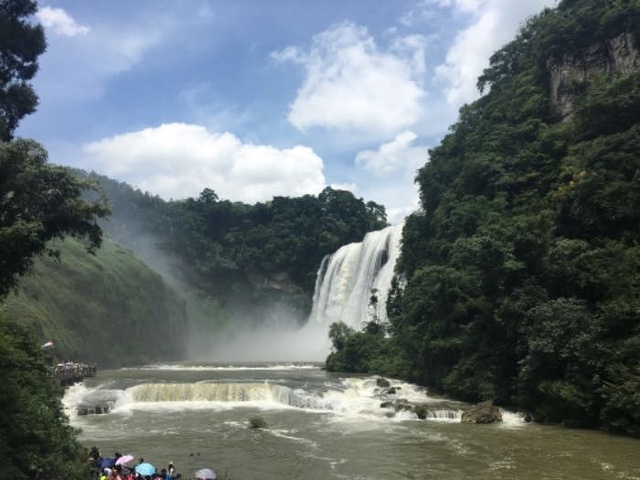 "旅游高峰期可能就是这样，景色虽然不错，不过太影响体验了。最后导致全车人放弃去陡坡塘瀑布_黄果树风景名胜区"的评论图片