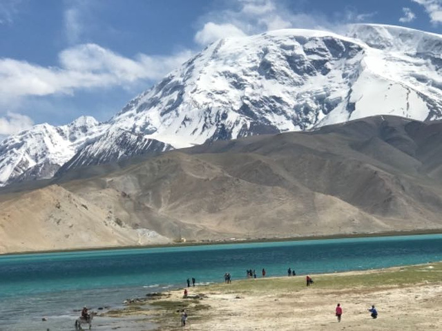 "风景超美近距离的雪山超级震撼的感觉让人忍不住的惊叹，导游牟姐姐人也超好一路上给我们讲喀什维族的..._卡拉库里湖"的评论图片