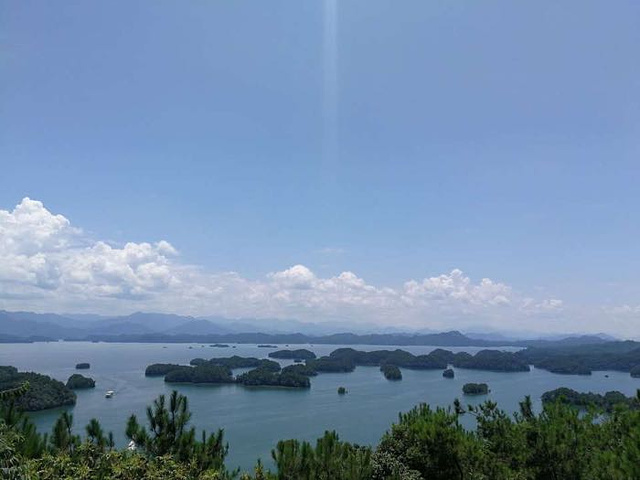 "品尝了千岛湖的有机鱼，游船在千岛湖面上穿梭，登上梅峰岛顶，俯瞰千岛湖，虽热但很美_梅峰揽胜"的评论图片