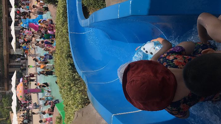 "小孩很喜欢玩水 很有意思 有造浪区 下午去的游乐场 排队人多 有的项目小孩子也能玩 主要是带小..._银杏湖乐园"的评论图片