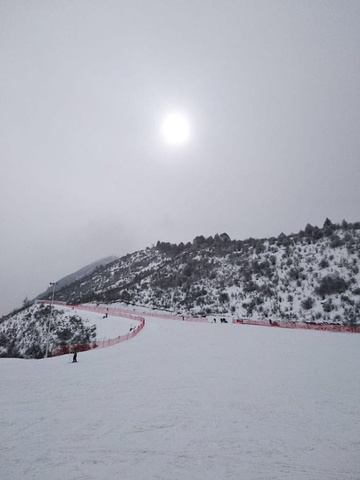 "...鸪山滑雪，我是一个人来旅游，遇到杨导人又好，耐心讲解，要我们注意什么，全程没有购物，挺好的不错_毕棚沟滑雪场"的评论图片