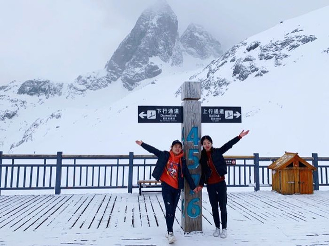 "玉龙雪山好美，今天还下雪了，我们8个人刚好一辆车出发，去哪儿下单从来不写评价，今天必须好评，下..._蓝月湖"的评论图片