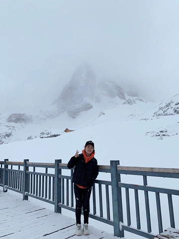 "玉龙雪山好美，今天还下雪了，我们8个人刚好一辆车出发，去哪儿下单从来不写评价，今天必须好评，下..._蓝月湖"的评论图片