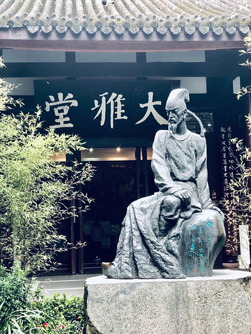 唐朝末期诗人韦庄寻找到草堂遗址重结草屋才使得草堂得以保存至今停止