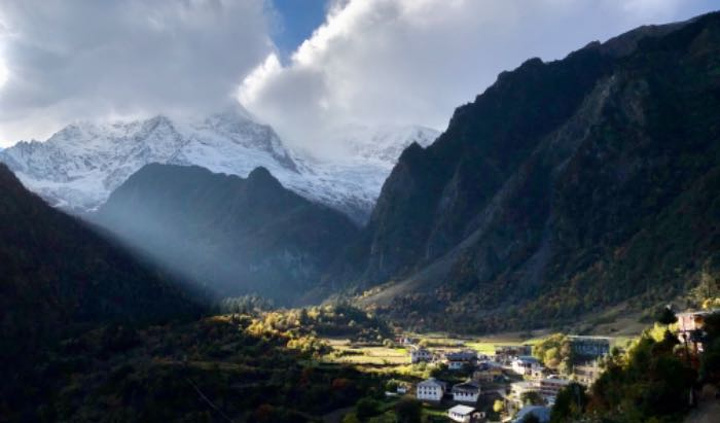 "雨崩是梅里雪山上海拔最高的一个村寨。🎫到上雨崩村200，大多数人选择这个。也是最接近雪山的村寨之一_雨崩村"的评论图片