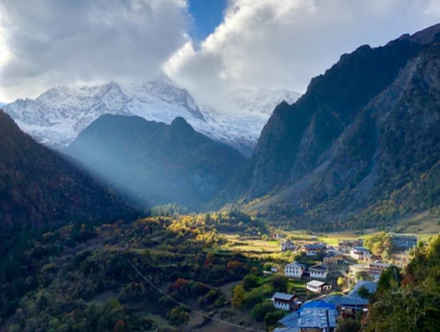 "雨崩是梅里雪山上海拔最高的一个村寨。🎫到上雨崩村200，大多数人选择这个。也是最接近雪山的村寨之一_雨崩村"的评论图片