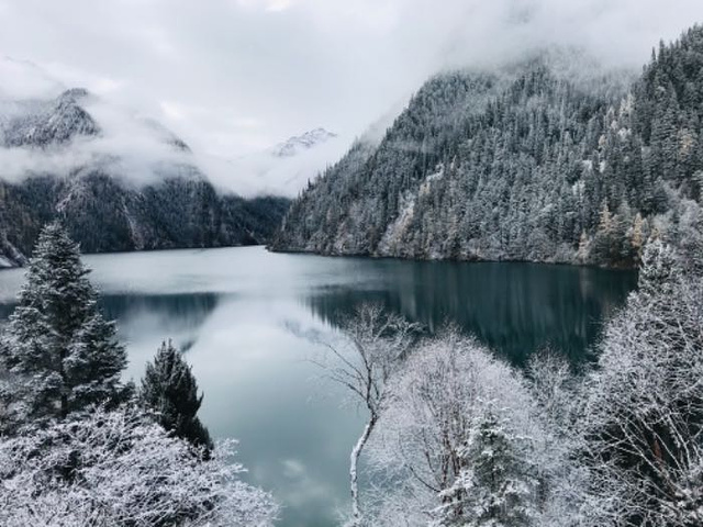 九寨沟的雪景非常美丽而且导演小姐姐人也非常好任何事情都会认真的