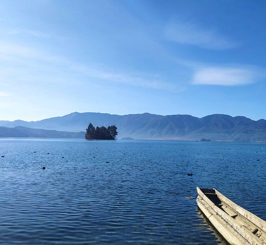 "总体来说，泸沽湖景色确实很美，随便一张照片都漂亮；而且负责我们此次旅行的领队健谈、有责任心_里务比岛"的评论图片