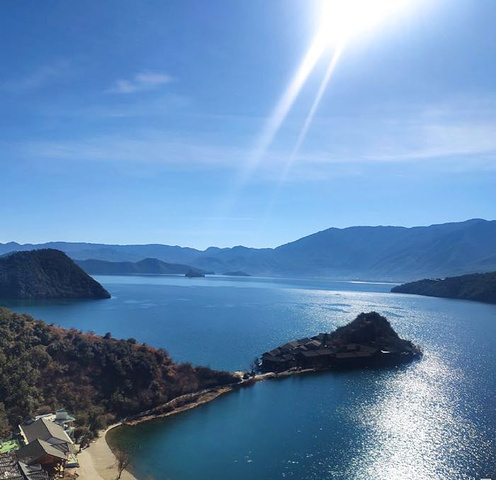 "总体来说，泸沽湖景色确实很美，随便一张照片都漂亮；而且负责我们此次旅行的领队健谈、有责任心_里务比岛"的评论图片