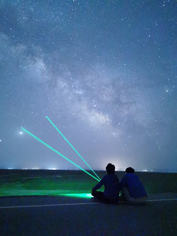 并且用激光笔指着教我们辨别星座,最后还给每个游客拍数星星的照片