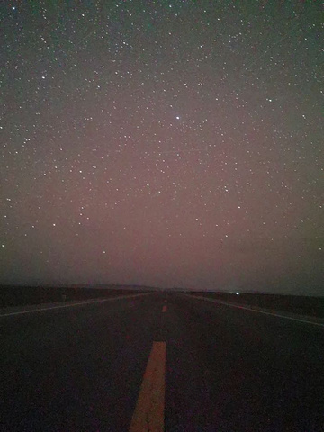 并且用激光笔指着教我们辨别星座,最后还给每个游客拍数星星的照片