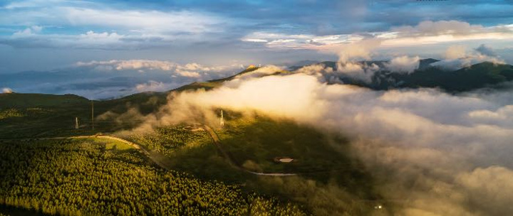 山上风很足放风筝不错作为一个科技粉我觉得风车太伟大了不然风能就