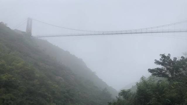 万安山七彩大峡谷