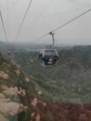 "今天天气寒冷，一直在下雨☔️，不过不到长城非好汉的女汉子也报着孩子一路向上👆爬_八达岭长城"的评论图片