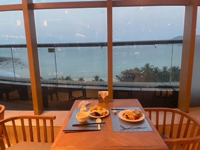 "酒店环境很棒，超级大的无边泳池，早餐是从早晨6:30-中午13:30，下午茶的环境也很棒_三亚亚特兰蒂斯度假区"的评论图片