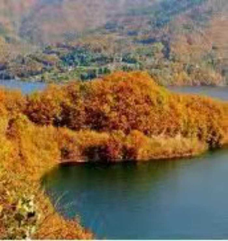 "非常漂亮的一个旅游景点喔，白龙湖既有江南水乡那般婉约温润的湖水，又有西北独特泠洌的大山环绕，推..._白龙湖"的评论图片