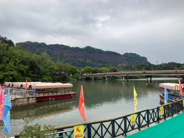 丹霞山水上丹霞